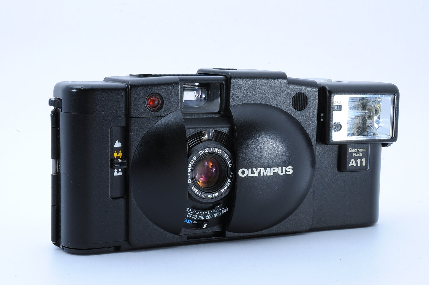 [MINT] OLYMPUS XA2 Point & Shoot 35mm Film Camera A11 Flash From JAPAN